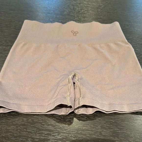 TNA High-Waisted Ribbed Shorts - Picture 5 of 6